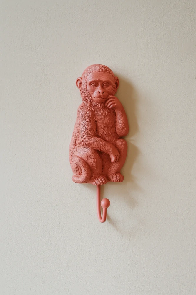 Present Time – Věšák / háček "Monkey", růžová, 16 x 6,5 cm