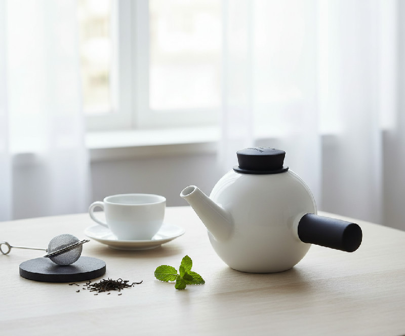 Černý porcelánový čajník QDO s boční rukojetí