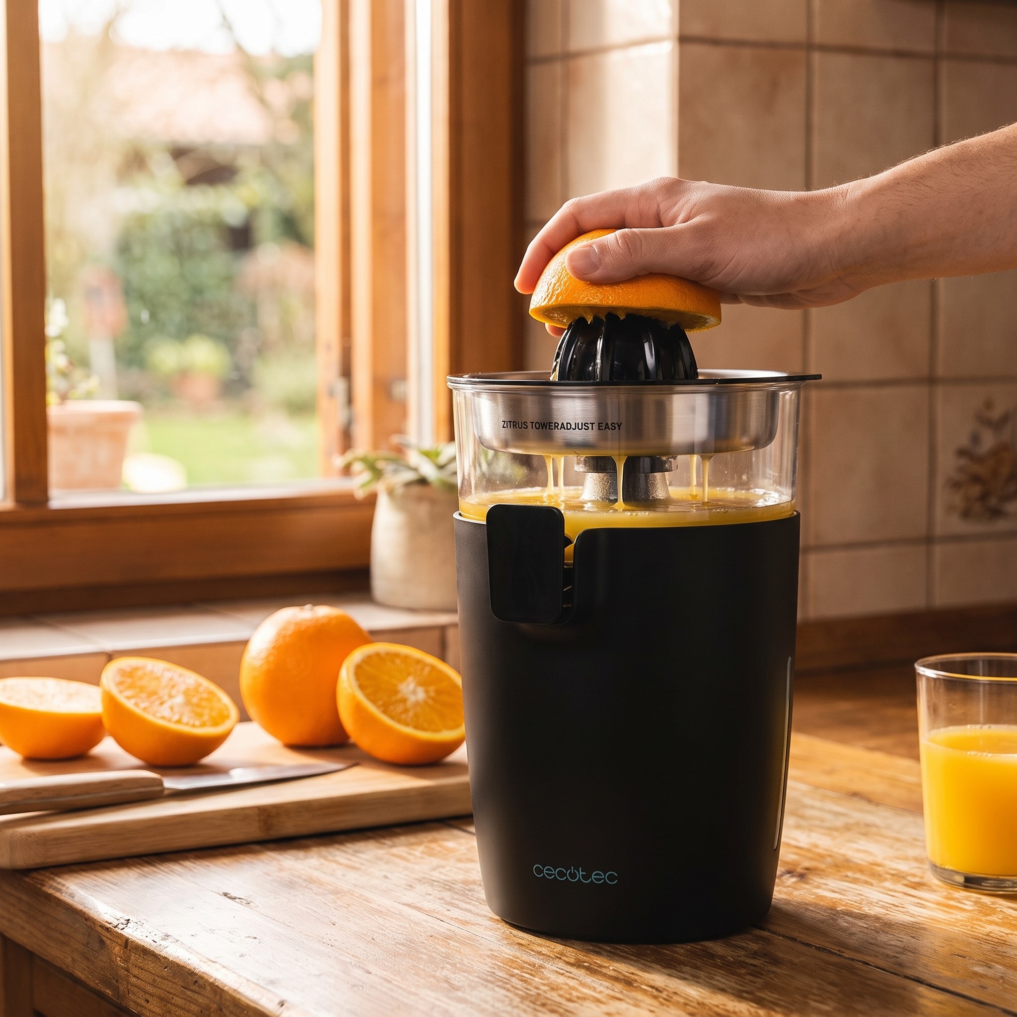 Cecotec Zitrus TowerAdjust Easy Black 800 Inox – elektrický lis na citrusy, 800 W