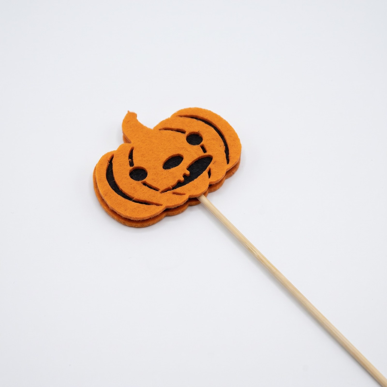 Zápich dýně s obličejem 22 cm – halloweenská dekorace z plsti, 1 ks