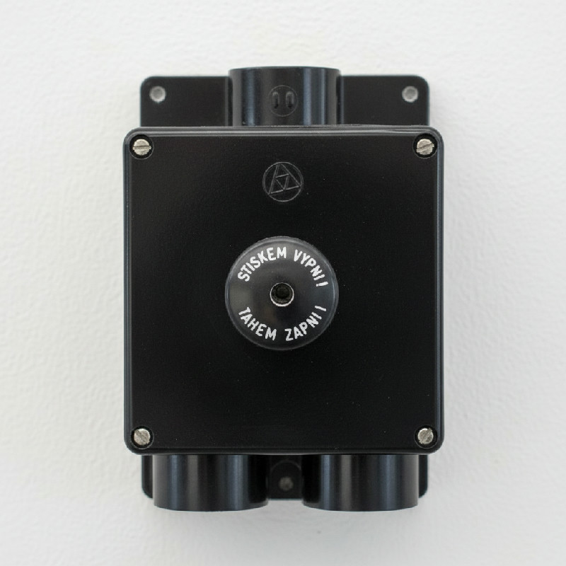 ABB spínač trojpólový stiskací nástěnný 25A 400V IP55 35363-81 černá