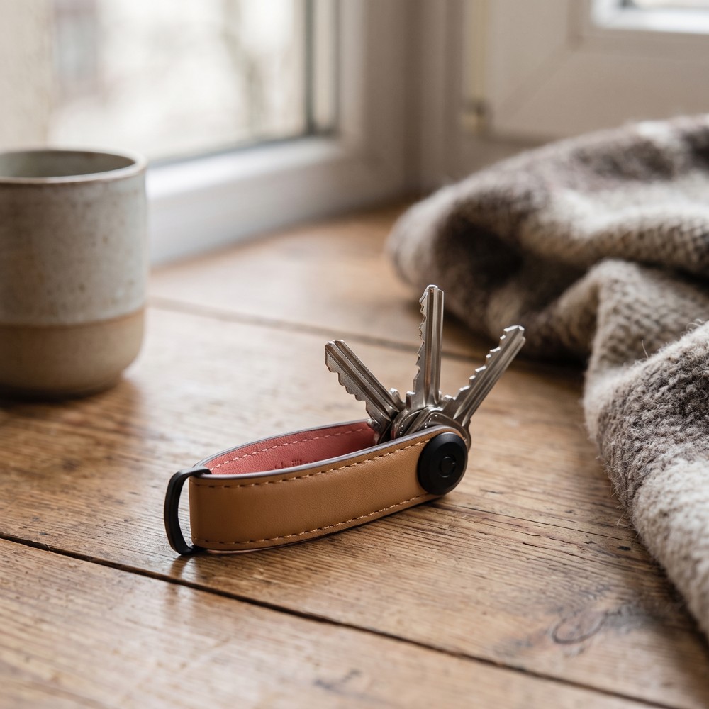 Orbitkey 2.0 Leather Cocoa Rose – kožená klíčenka, světle hnědá s růžovým vnitřkem