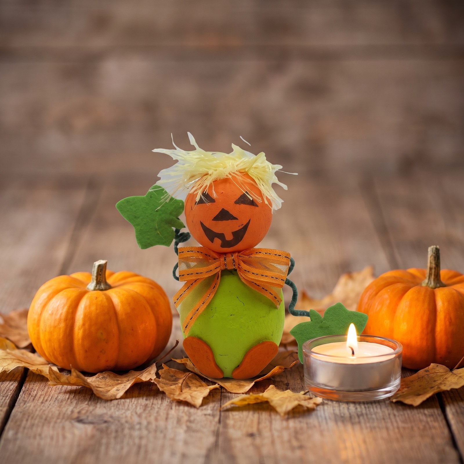Figurka dýně s obličejem 16 cm – podzimní a halloweenská dekorace, 1 ks