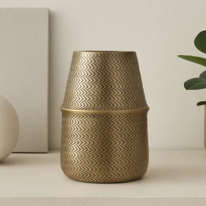 House Doctor – Rattan, rytý hliníkový květináč s mosazným finišem, průměr 19 cm