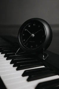 Designový budík Karlsson KA5726BK