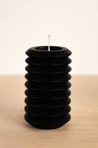 Černá svíčka Layered, výška 10 cm - PT LIVING 