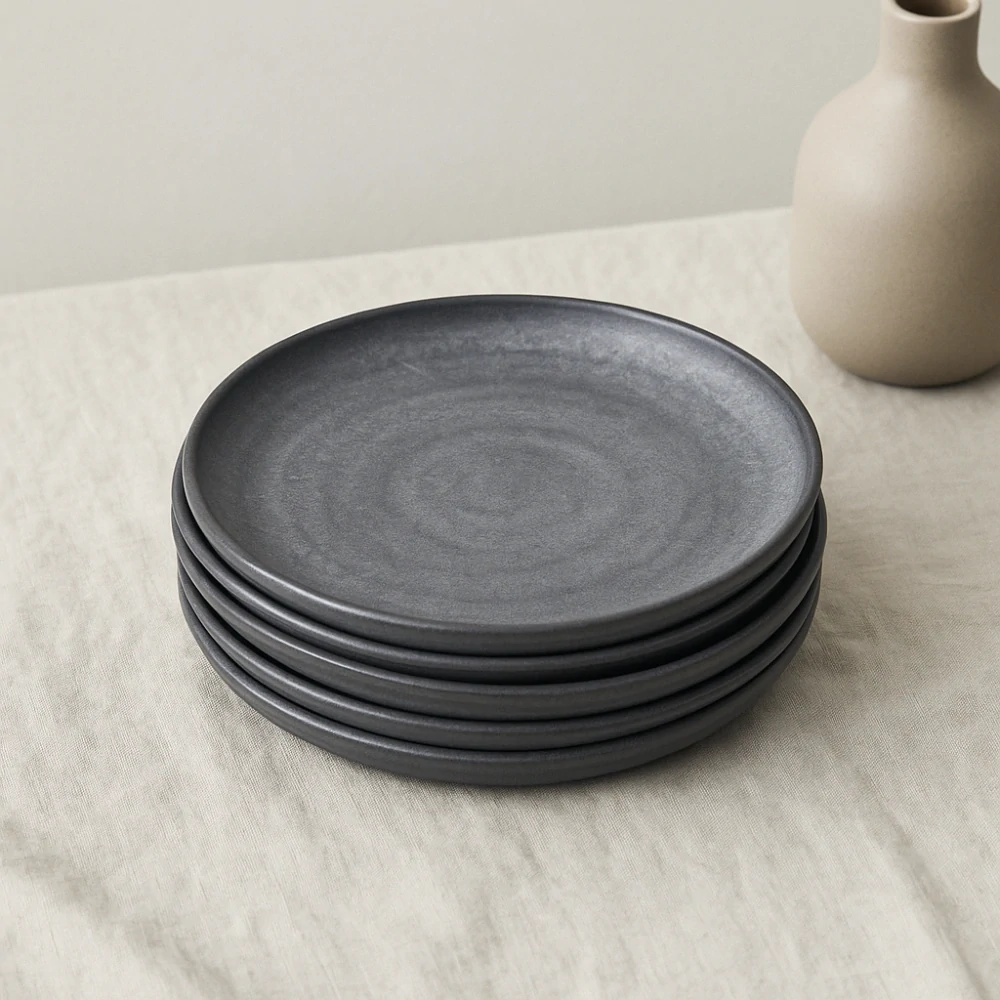 House Doctor Snídaňový talíř Pion – černohnědý porcelánový talíř, Ø 21,5 cm