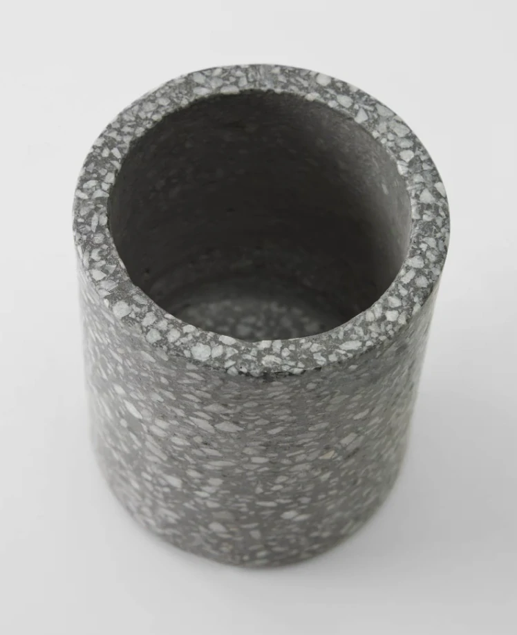 Kave Home – Hiara, koupelnový kelímek z teraca, výška 8 cm