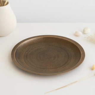 House Doctor - Podnos Jhansi 29 cm v antické mosazi