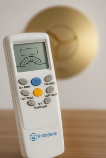 Rádiové dálkové ovládání s LCD displejem pro stropní ventilátory Westinghouse v bílé barvě