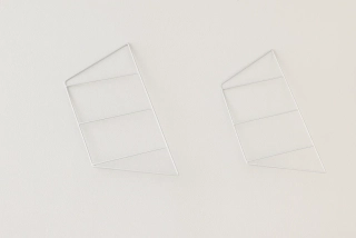 Konzole na závěsné police Beldfast 2ks, 25,5 × 1,2 × 63 cm, Bílá barva